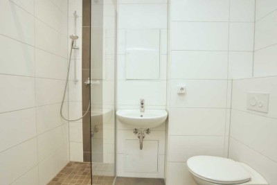 Walk-in-Dusche / Balkon / Aufzug
