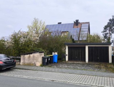 Freistehendes 1-2 Familienhaus mit Doppelgarage, Solar- und Photovoltaikanlage