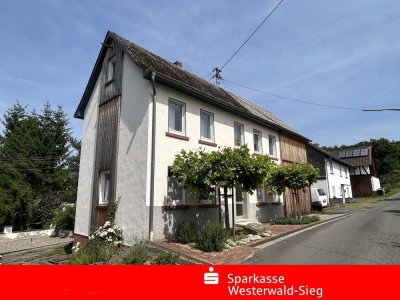 Teilmodernisiertes Wohnhaus mit Werkstatt und großer Scheune