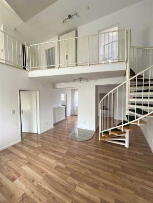 Helle, großzügige Maisonette-Wohnung mit Galerie, Balkon und Terrasse in ruhiger Lage