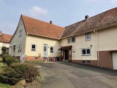 Ihr eigenes Haus mit viel Platz - Fachwerkhaus mit Nebengebäuden in Lauterbach-Heblos
