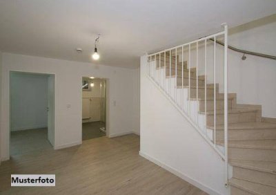 Wohnhaus mit Terrasse und Nebengebäude – solide Substanz, renovierungsbedürftig