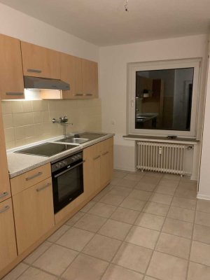 Schöne 2-Zi Wohnung mit Einbauküche und Keller in einer zentralen und ruhigen Lage