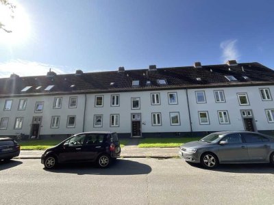 Tolle 2-Zimmer-Wohnung in Dachgeschoss- Wohnung mit Tageslicht-Wannenbad