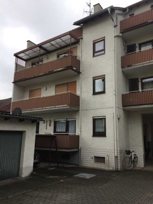 Helle Wohnung mit drei Zimmern sowie Balkon und Einbauküche in Schwetzingen