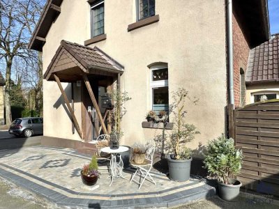 Ein Dach, zwei Häuser und ein traumhafter Garten!