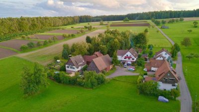 Charmante Bauernhaushälfte mit Scheune, Wiese & Baugrundstück