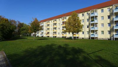 Großes Wohnzimmer mit Balkonzugang