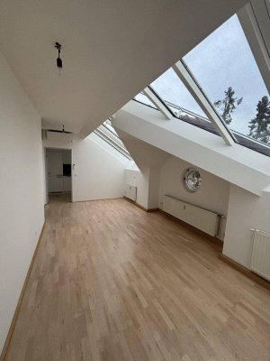 2 Zimmer Dachgeschoss-Wohnung mit Extraküche in Grünlage - Römerberg