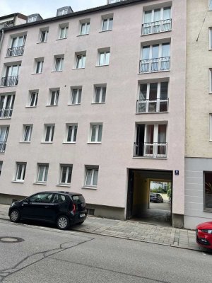 Maxorstadt: Total neu sanierte 2 gleich große Zimmer + Wohnküche ruhig WG-geeignet