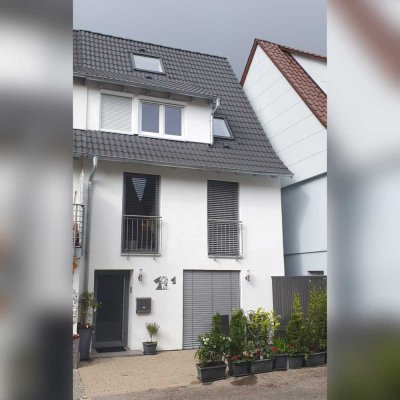 Stilvolle, neuwertige 5-Raum-Doppelhaushälfte mit geh. Innenausstattung und EBK in Möttlingen