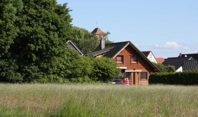 Honka-Blockhaus im Grünen – Kaminwärme, Terrasse & Gartenidylle