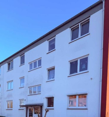 Helle 3-Zimmer-Wohnung im 2. OG mit Balkon in Neumünster, ideal für rüstiges Rentnerpaar.