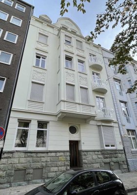 Erstbezug nach Sanierung: 2,5 Zi. mit 2 Balkonen, Parkett und EBK in Denkmalobjekt