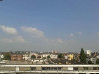 SCH 32 - Einziehen und Wohlfühlen - charmante DG-Wohnung in zentraler Lage