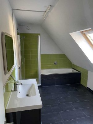 Große 5-Zimmer-DG-Wohnung inkl. EBK, Kaminofen u. herausragendem Preis-Leistungsverhältnis