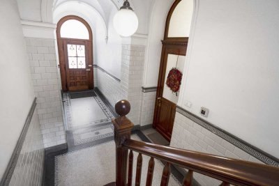 Denkmalgeschützte Maisonette im Dachgeschoss mit Aufzug und Balkon