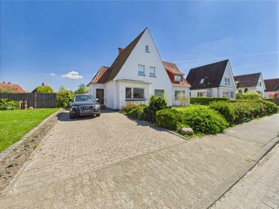 FAMILIENGLÜCK MIT GARAGE, GARTEN, ÜBERDACHTER TERRASSE UND VIEL PLATZ FÜR ZWEI GENERATIONEN
