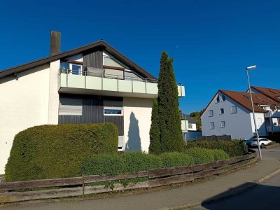 Dachgeschosswohnung in Ortsrandlage, großer Balkon und hohe Decken