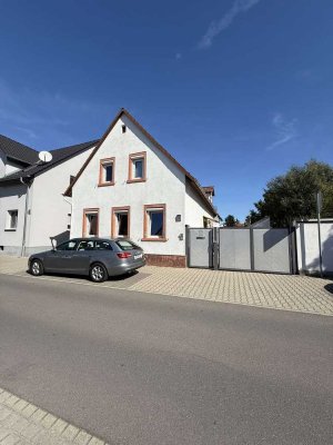 Zwei Wohneinheiten auf großem Grundstück in zentraler Lage – saniertes Einfamilienhaus & Bungalow
