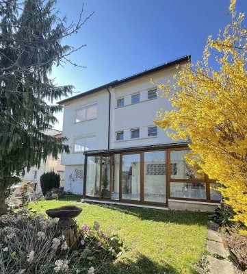 Ispringen: Großzügiges Mehrgenerationenhaus mit schönem Garten u. guter Infrastruktur