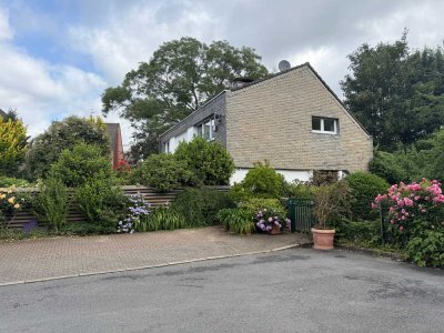 Modernisiertes Einfamilienhaus mit Kamin und großer Terrasse