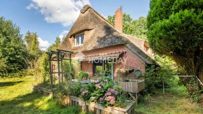 Charakterhaus unter Reet mit großem Garten