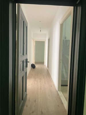 WG-geeignete gut geschnittene 2-Zimmer-Wohnung (möbliert)