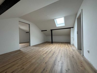 Renovierte 3-Zimmer-Wohnung im Dachgeschoss mit Tageslichtbad