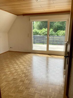 Hübsche 2,5 Zimmer Wohnung mit Balkon + EBK in ruhigem 2-FH