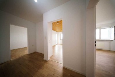 Helle 3-Zimmer-Wohnung mit Balkon, Fernblick ins Grüne und Stadtbahn direkt vor der Tür