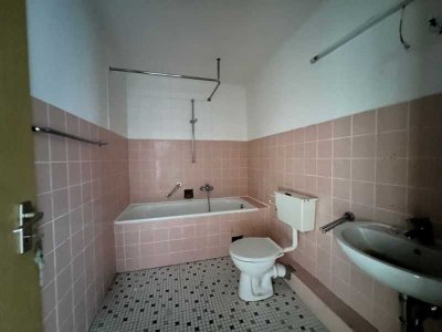 5-Zimmer Wohnung zum Selbstrenovieren! 1 - Monat Kaltmiete geschenkt