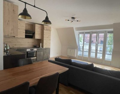 Zentral, hell, inkl. EBK & Badmöbel (mehr Möbel optional): 2-Zimmer-DG-Wohnung nahe Theresienwiese