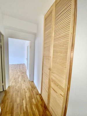 2 Zimmer - renoviert - neue Küche / Bad - Balkon - am Renée-Sintenis-Platz