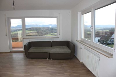 Traumaussicht: 4-Zimmer Wohnung mit Balkon und Einbauküche in Altenriet