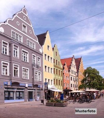 Wohn- und Geschäftshaus mit Balkon und Terrasse
