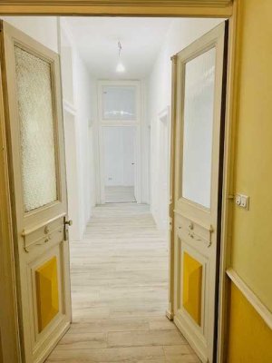 Klassische Altbauetage in Wiesbaden-Biebrich für: MAXIMAL 4 PERSONEN !!!