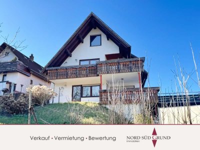 Herrliche Aussichtslage in Bühlertal: 2-Familien-Haus. Kachelofen, Terrasse. Doppelgarage. Garten