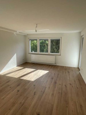 Erstbezug nach Kernsanierung: 3 Zi-Whg mit Balkon & Stellplatz