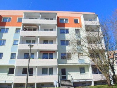 Ab sofort zu haben: Preiswerte 3-Zimmer-Wohnung im 2.OG mit Balkon in Lauchhammer-Mitte