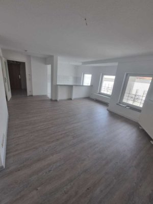 moderne 2 Zimmer-Dachgeschosswohnung - 1M Kaltmietfrei! - mitten im Kiez