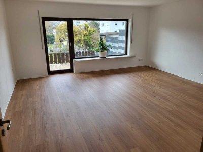 Vollständig renovierte EG-Wohnung mit fünf Zimmern sowie Balkon und EBK in Vöhringen