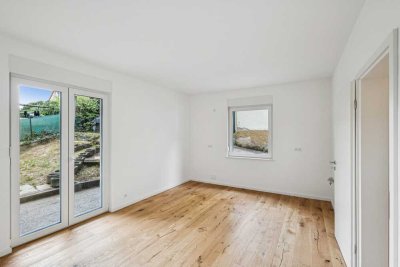 Neu modernisierte 2-Zi. Whg. im EG **Erstbezug**