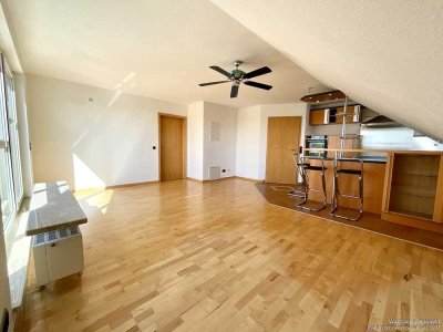 schicke Wohnung
mit großem Südbalkon, 
Einbauküche & Tiefgarage