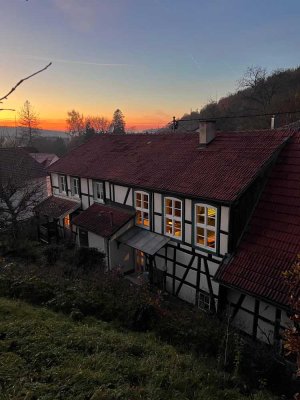 Idyllisch gelegenes Fachwerkhaus in besonderer Halbhöhenlage
