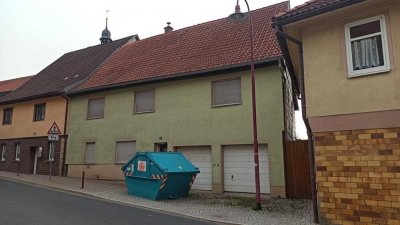 leerstehendes Ein- Zweifamilienhaus mit zwei Garagen