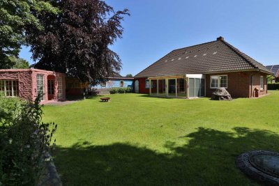 Liebevoll gepflegter Bungalow mit Wintergarten, großem Garten, Carport, Garage und Ausbaureserve