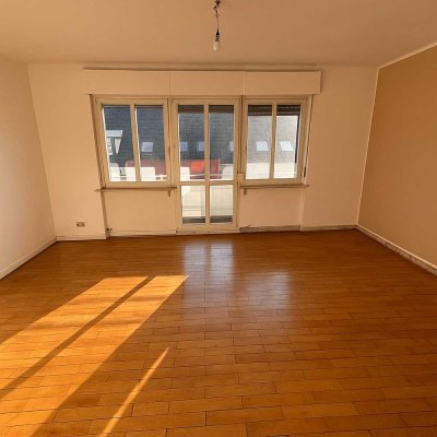 Helle, renovierte 3-Zimmer-Wohnung mit Balkon, Einbauküche und Tiefgaragenstellplatz