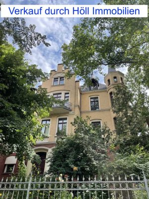 Höll-Immobilien verkauft schöne Zweiraumwohnung mit Balkon in sanierter Stadtvilla.