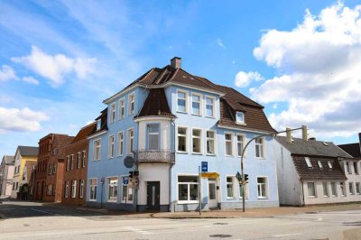 Attraktives Mehrfamilienhaus in zentraler Lage von Heide – Renditestark und stilvoll gepflegt